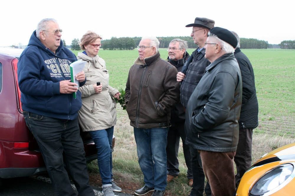 Ein knappes Dutzend Teilnehmer zählte die jüngste Exkursion der Interessengemeinschaft Todesmärsche von Jessen bis Schadewalde. Links Hobby-Historiker Dietmar Steinecker aus Gentha, der die Truppe auf den Spuren des KZ-Häftlingszuges vom April 1945 führte, rechts daneben Ellen Fauser, Vorsitzende der IG Todesmärsche aus dem Harz.
