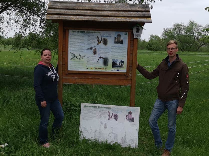 Nicole Nawrot und Christian Oehler halfen beim Aufbau der neuen Informationstafeln entlang des Elsterradweges.