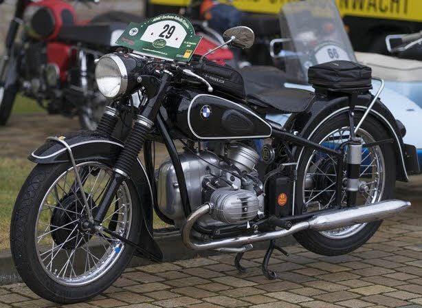Am Start waren auch historische Motorräder.