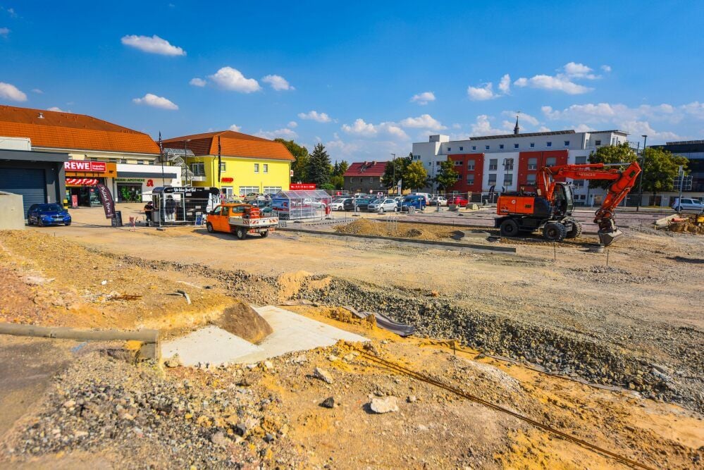 Mit der Wiedereröffnung des Rewe-Marktes in Braunsbedra ist Mittwoch auch der erste Teil des Parkplatzes freigegeben worden.