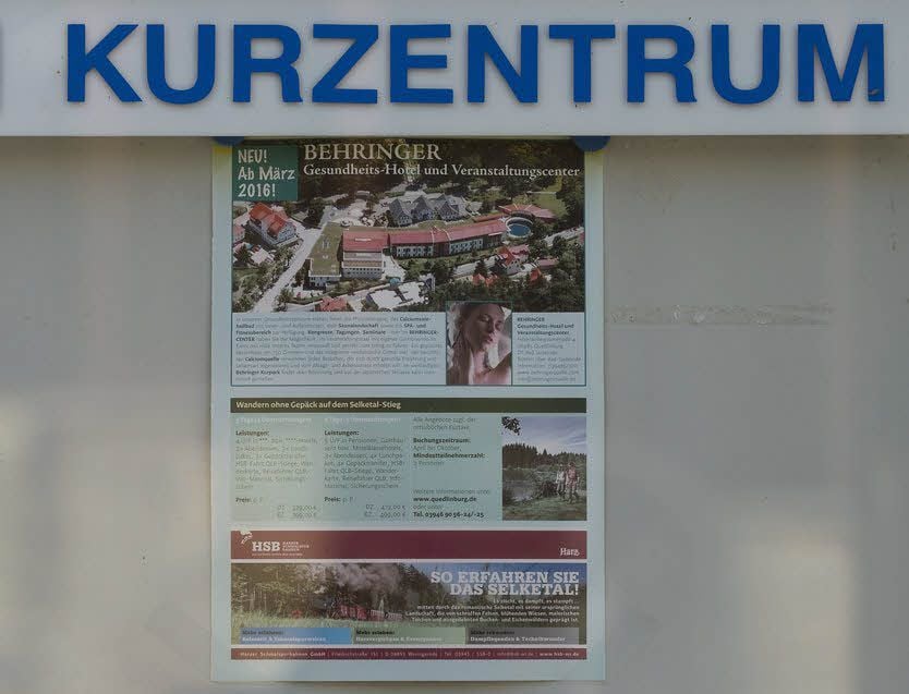 Eine aus einem Urlaubskatalog herausgerissene Seite in den Schaukästen des Kurzentrums irritiert Urlauber, Spaziergänger und Ortschaftsräte. „Neu ab März 2016“ steht dort, als wäre die Eröffnung schon Geschichte.