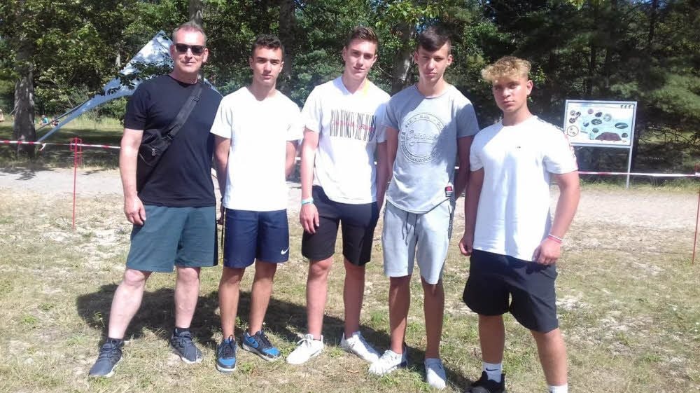 Schaffte es ebenfalls ins Achtelfinale der Fairplay-Soccer-Tour: die zweite Mannschaft der Freien Schule um Luca Mohrmann (v.r.), Ben Henschke, Julian Schade, Nicolas Kuttner sowie Betreuer Michael Kuttner.