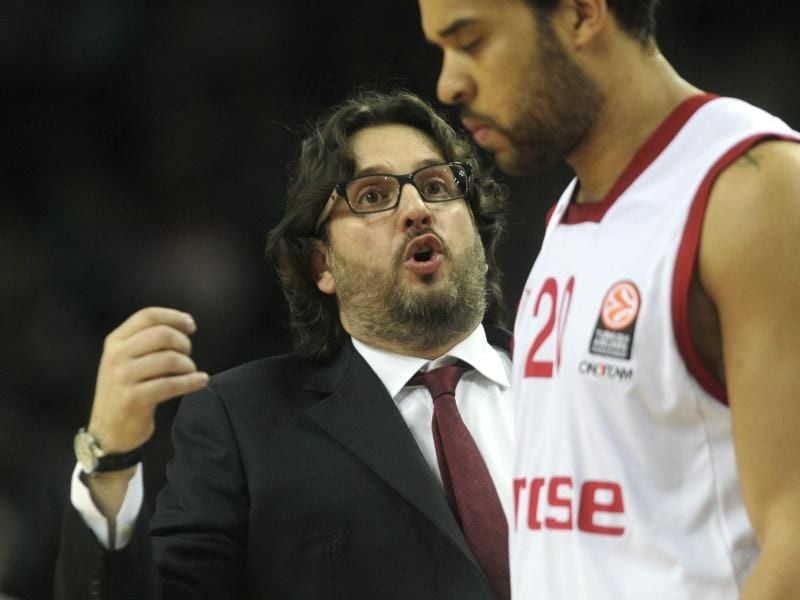 Bambergs Trainer Andrea Trinchieri (l) und Elias Harris mussten bis zum Ende die Nerven bewahren. Foto: Valda Kalnina