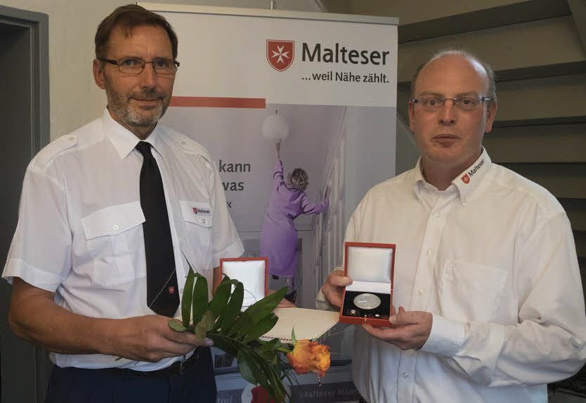 Klaus Biada (l.) und Dirk Reindel wurden mit der Malteserplakette in Silber ausgezeichnet.