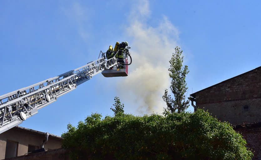 Die Feuerwehr löscht das Feuer in der Trommelfabrik.