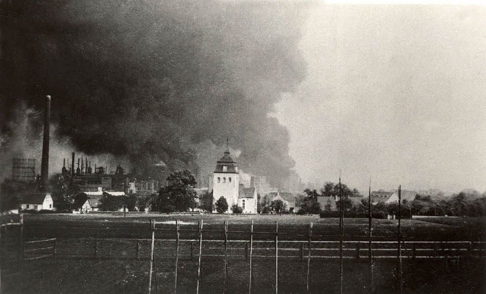 Das brennende Werk in Lützkendorf nach dem Bombenangriff vom 7. Juli 1944.