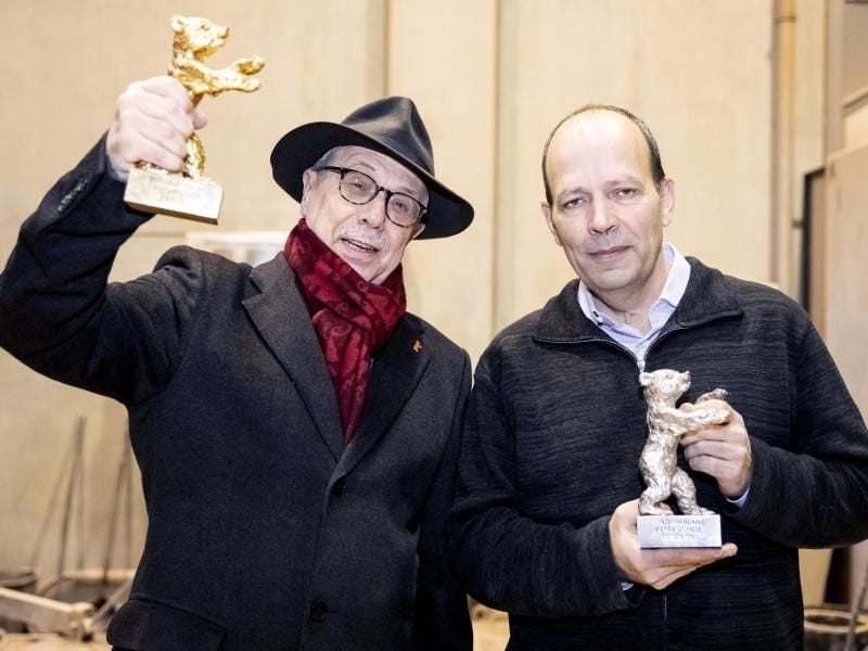 Dieter Kosslick (l), Direktor der Internationalen Filmfestspiele Berlin, und Hermann Noack, Inhaber der Bildgießerei Hermann Noack. Foto: Christoph Soeder