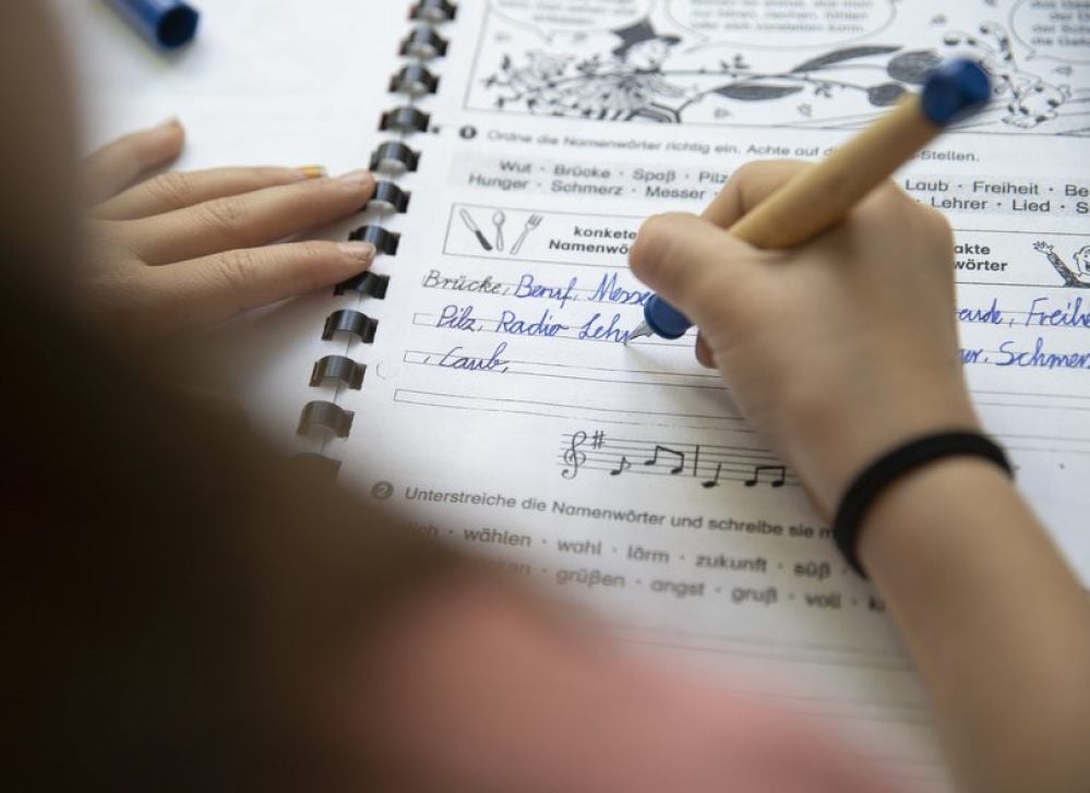 Ein Kind übt in der Schule seine Handschrift.
