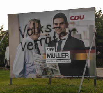 Unbekannte haben Wahlplakate des CDU-Direktkandidaten Sepp Müller beschmiert.