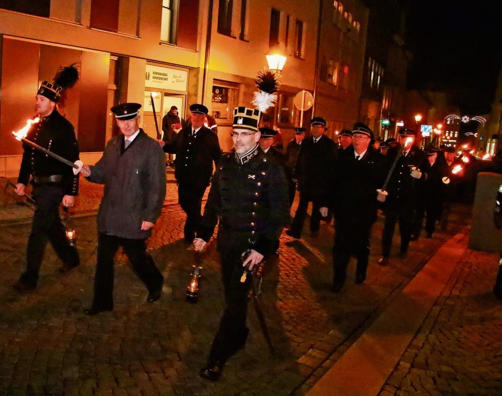 Eisleben: Begleitet vom Fanfarenzug Eisleben, zogen die Mitglieder der Bergmanns-Vereine vom Knappenbrunnen hinauf zur Annenkirche.