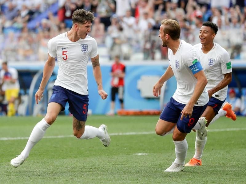 John Stones (l) will mit England den WM-Pokal gewinnen. Foto: Matthias Schrader/AP