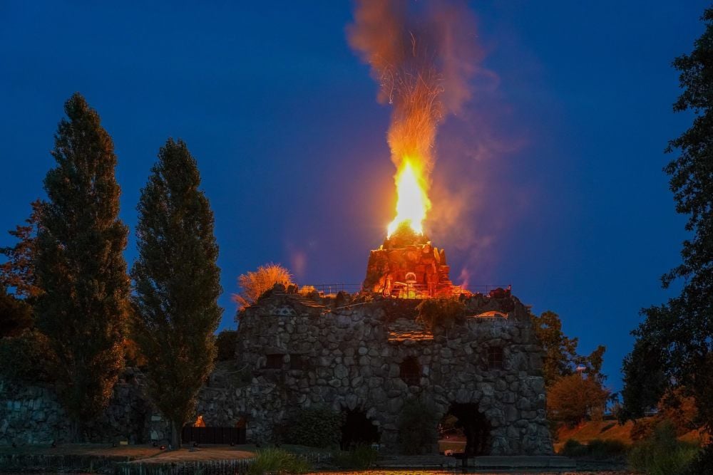 Zu heiß für das Welterbe: Feuersäule über dem künstlichen Vulkan in Wörlitz am 16. August 2019