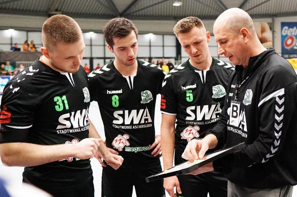 Trainer Dmitry Filippov (rechts) erklärt Stephan Hasselbusch, Sascha Berends und Pit Seifert (von links) die Taktik.