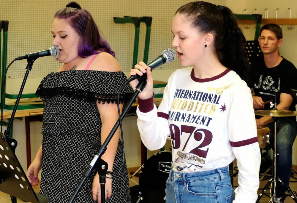 Victoria Kunze (links) und Angelina Icks sind die beiden Leadsängerinnen der Jessen Schulband „Nordlicht“.