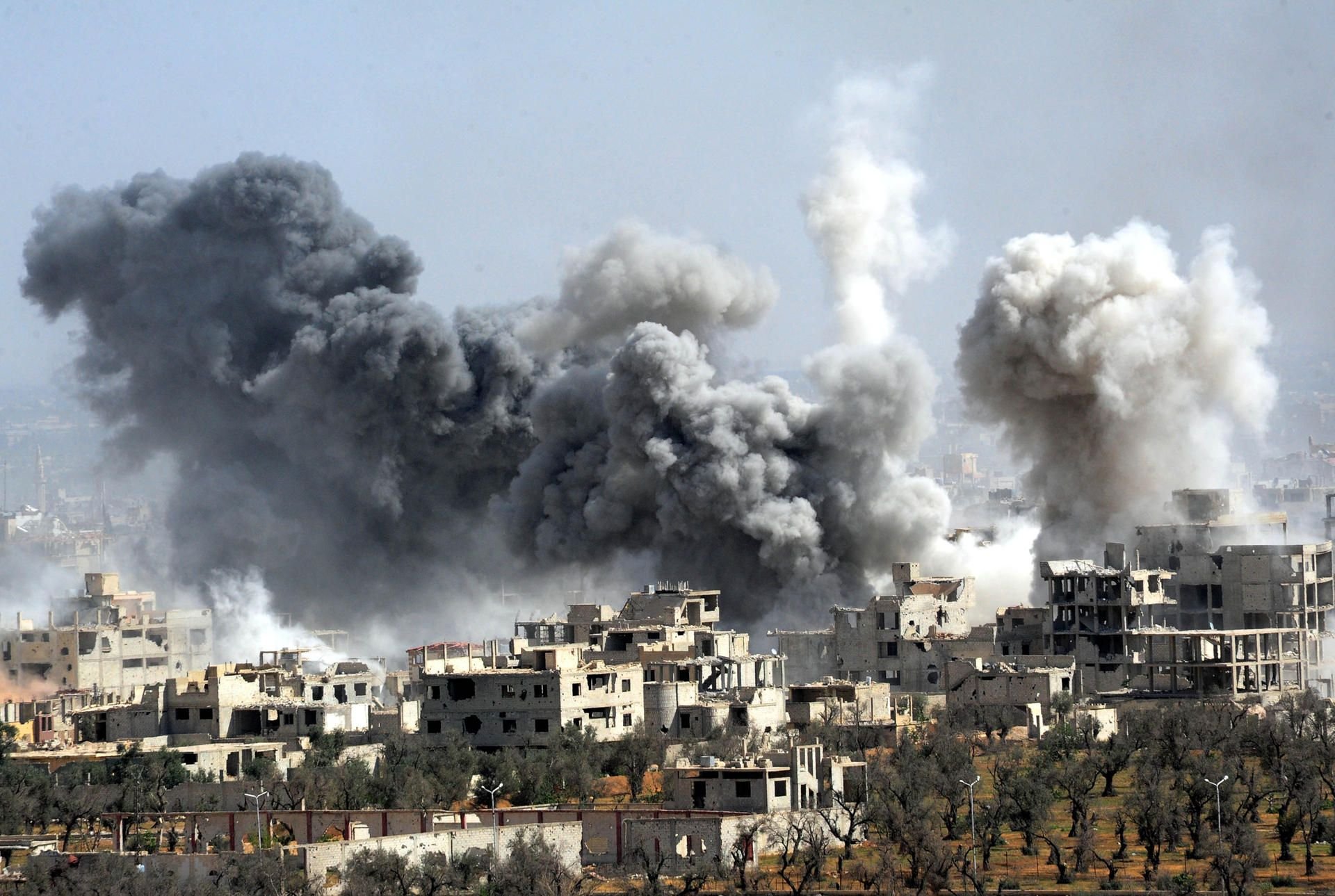 Rauch steigt über der Stadt Duma nach einem Raketeneinschlag auf.