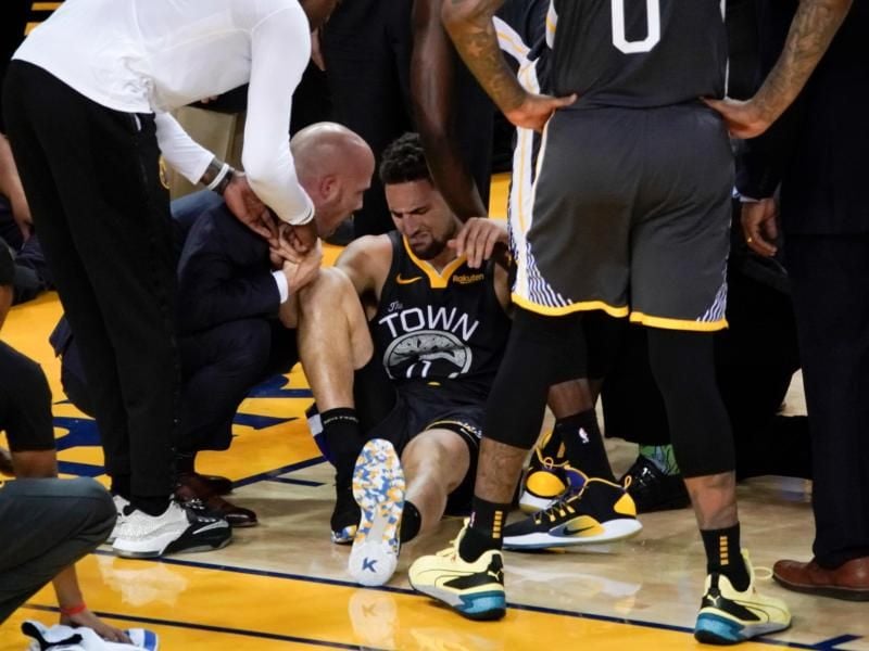 Basketball-Superstar Klay Thompson hat sich bei der Final-Niederlage seiner Golden State Warriors gegen die Toronto Raptors einen Kreuzbandriss zugezogen. Foto: Tony Avelar/AP