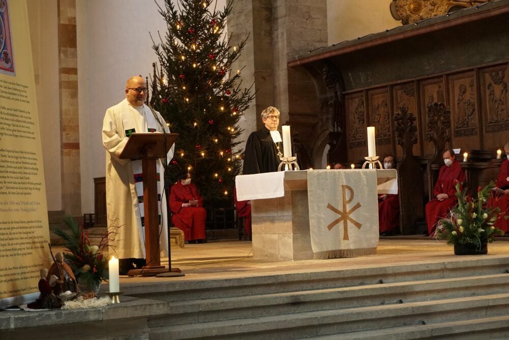 Gemeinsam sprechen Domprediger Bernhard Halver (l.) und Landesbischof Friedrich Kramer zu den Menschen im Dom.