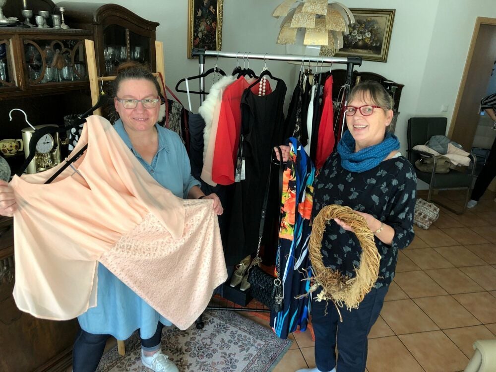 Sylvia Lorbeer vom 1. Tanzsportclub Blau-Gelb Weißenfels (l.) bereitet sich mit Hobbybastlerin Annett Henze auf die vierte Auflage der „KomMode“ am kommenden Sonntag in Weißenfels vor. Das Event soll unter Hygieneschutzauflagen durchgeführt werden.