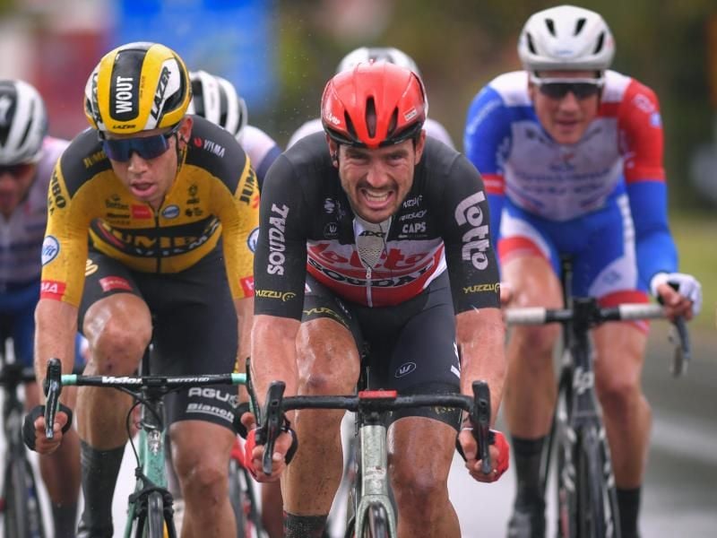 Der Deutsche John Degenkolb (M) von Lotto Soudal in Aktion. Foto: Pool Getty Images/BELGA/dpa