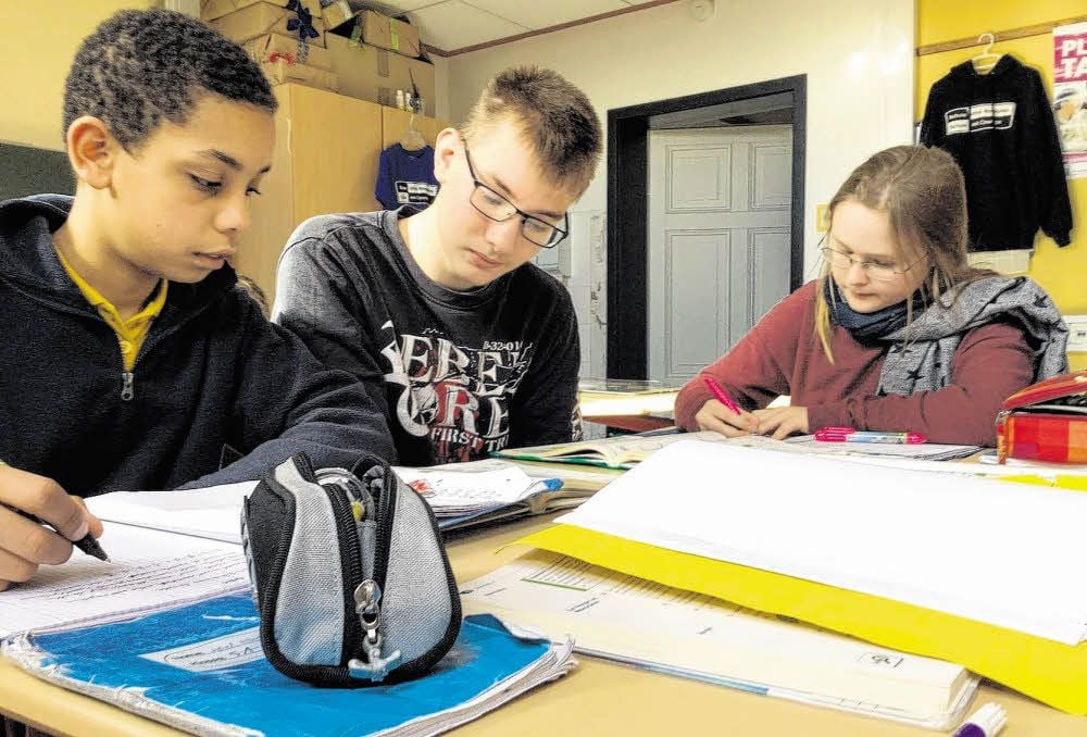 Abel (l.) und Lisa sind zur Kreativ-AG gekommen. Zuvor lösen sie noch einige Matheaufgaben. Falls Hilfe gebraucht wird, steht ihnen Schülerpate Lucas Schmidt zur Seite.