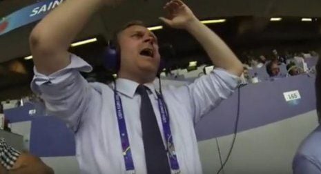Der isländische Kommentator Gudmundur Benediktsson in Aktion.