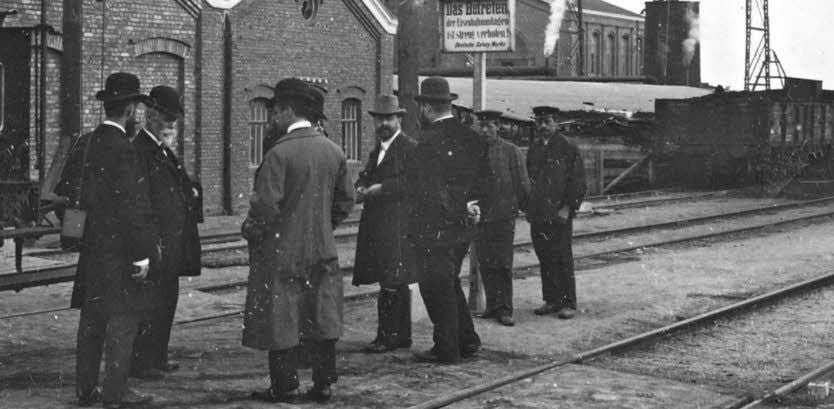 Firmengründer Ernest Solvay (linkes Bild, 2. von links) besuchte das Bernburger Werk am 1. Mai 1890.