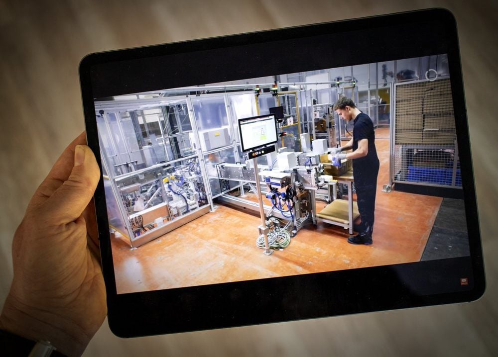In einem Video auf Youtube zeigt Roboterbauer Kuka, wie eine solche Batteriemodul-Fertigungslinie arbeitet.