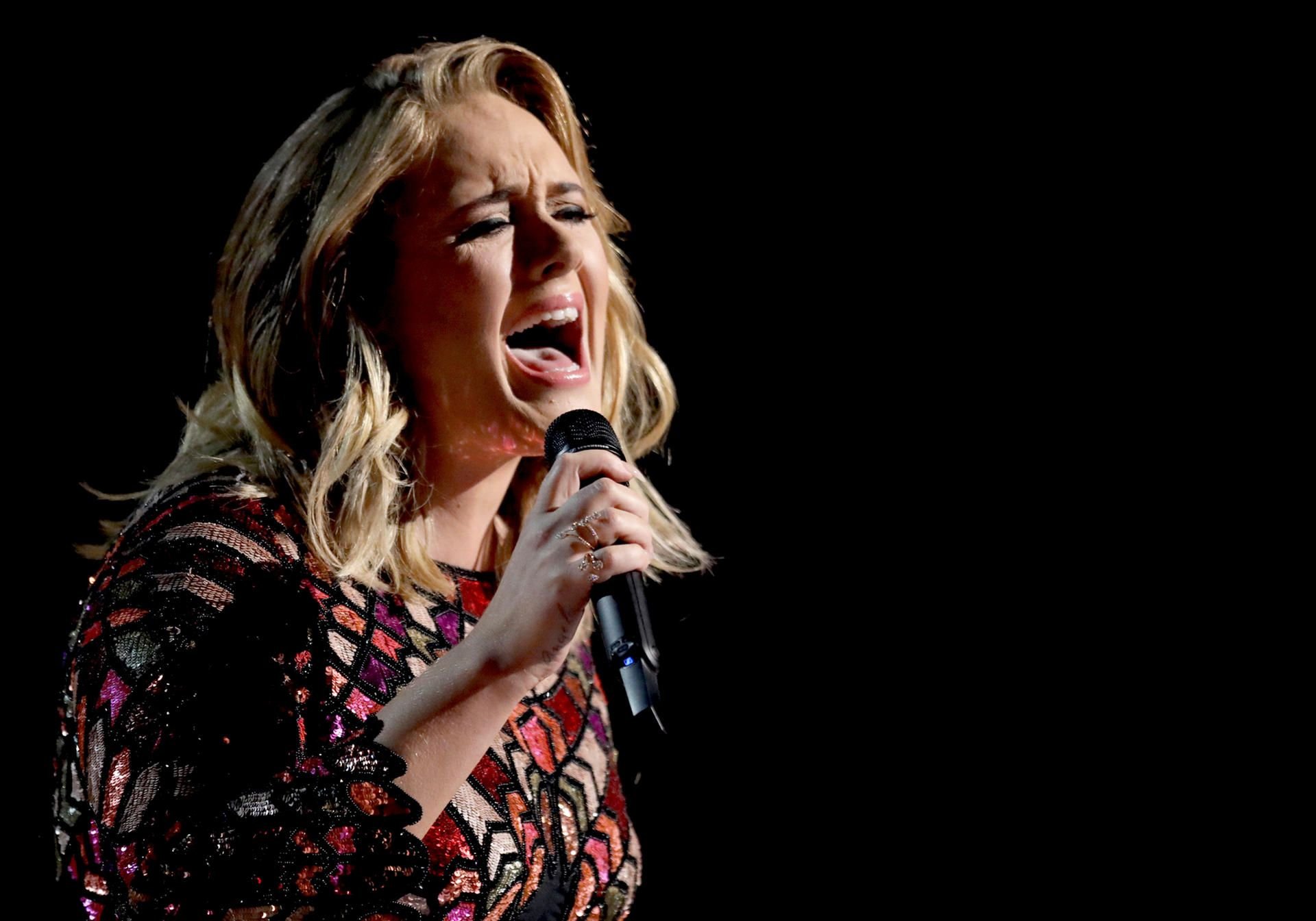 Um ihre angeschlagenen Stimmbänder zu schonen, muss die britische Popsängerin Adele die zwei letzten Konzerte ihrer Welttournee absagen.