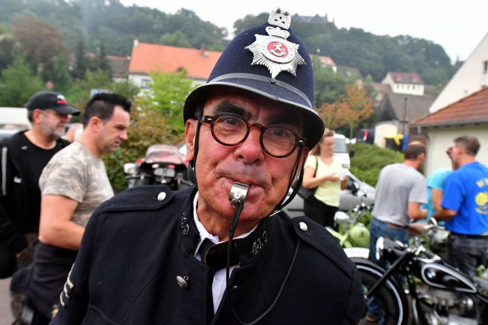 Dieter Keck kommt als englischer Polizist und mit Trillerpfeife.