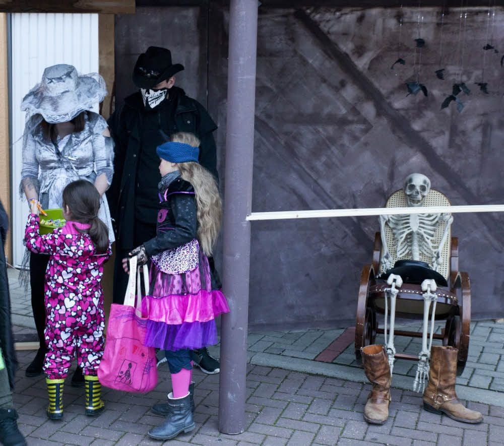 Natürlich werden bei „Dead Dead West“ die Kinder kostümiert empfangen.