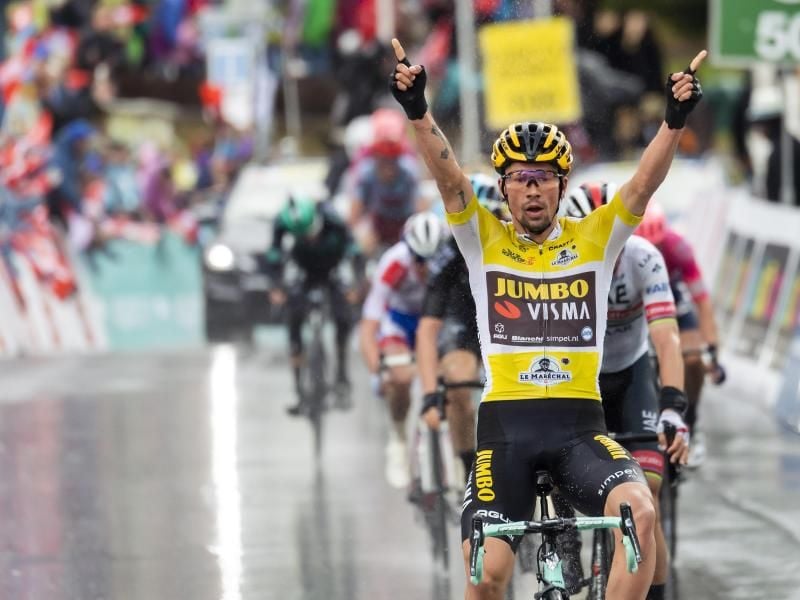 Primoz Roglic feiert seinen zweiten bei der 73. Tour de Romandie. Foto: Jean-Christophe Bott/KEYSTONE