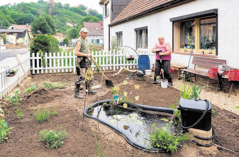 Michael Lange und Helga Möbius haben den Vorgarten eines Nachbarhauses wieder auf Vordermann gebracht. Doch die Idylle trügt.