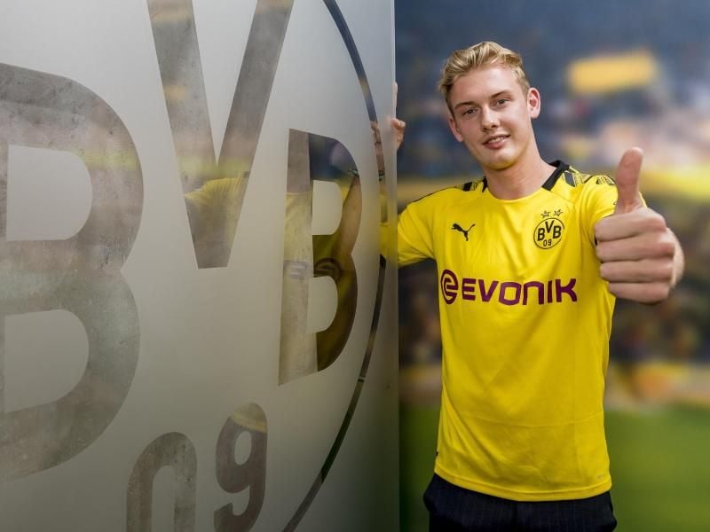 Julian Brandt posiert im BVB-Trikot. Foto: Alexandre Simoes/BVB/Borussia Dortmund GmbH & Co