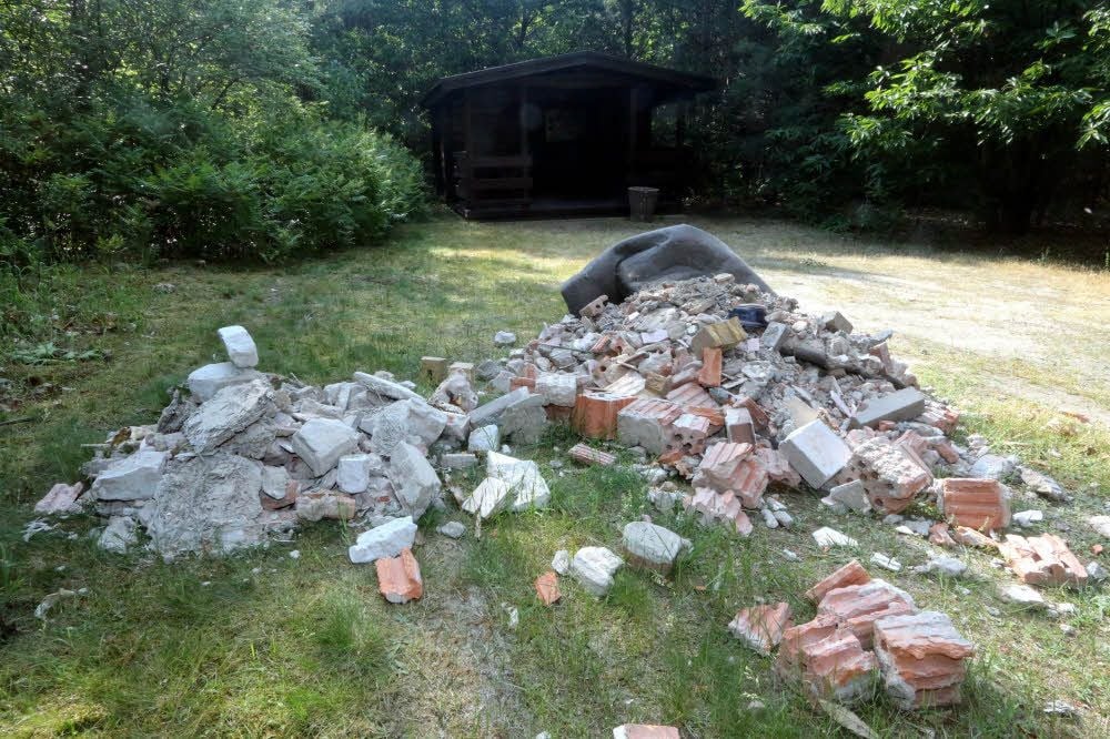 Bauschutt wurde von bislang Unbekannten vor der Berghütte in der Glücksburger Heide abgekippt.