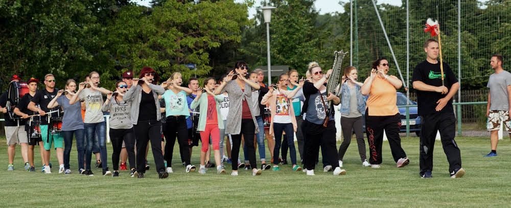Die Gernröder Spielleute, hier beim Training in der Vorwoche in Rieder, erreichten bei der offenen Deutschen Meisterschaft in der Marschbewertung der Spielmannszüge das Prädikat sehr gut. Das bedeutete eine Goldmedaille. Sie wurden damit deutscher Vizemeister.