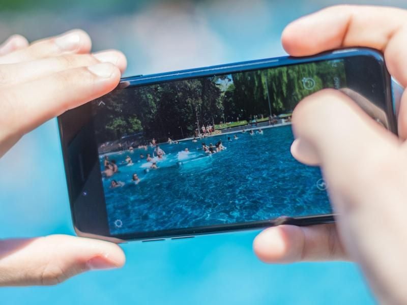 Oft geraten Menschen gegen ihren Willen auf die Fotos. Mehre Schwimmbäder haben daher ein Fotografierverbot erlassen oder denken darüber nach. Foto: Marius Becker/dpa