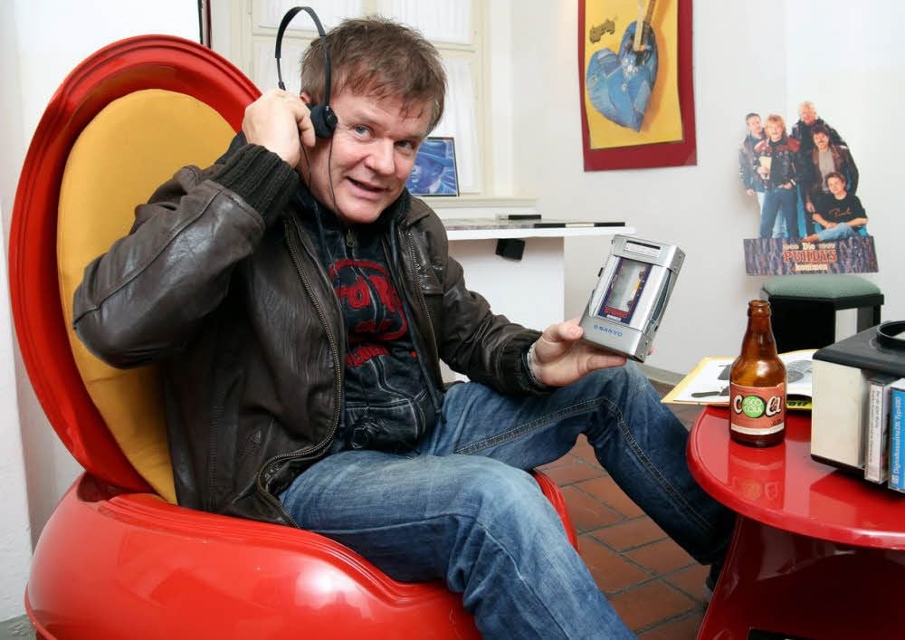 Torsten Sielmon beim Probesitzen im 1980er-Jahre-Zimmer, mit dabei: ein original verpackter Walkman.