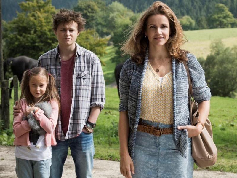 Die gelernte Krankenschwester Vera Mundt (Rebecca Immanuel), alleinerziehende Mutter von Mia (Mascha Schrader) und Paul (Tom Böttcher), entscheidet sich aufgrund eines Angebots mit der Familie von Berlin aufs Land zu ziehen. Foto: ARD Degeto/Martin Valentin Menke