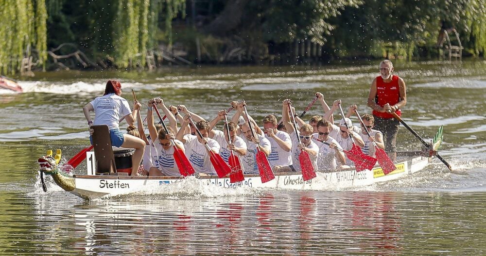 Wie hier bei einer früheren Veranstaltung legen sich auch am kommenden Sonntag wieder Drachenboot-Mannschaften auf der Saale ins Zeug.