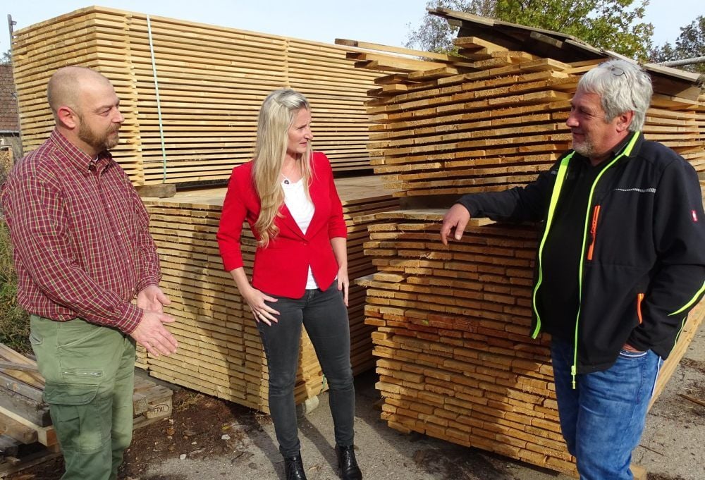Mandy Meißner hilft Marian Dräger (l.) in der Annaburger Firma von André Strickfaden (r.) Fuß zu fassen. Auch für den Chef ist das eine Unterstützung.