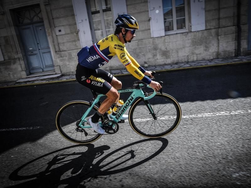 Wird das Gelbe Trikot so schnell nicht wieder abgeben wollen: Primoz Roglic vom Team Jumbo-Visma trainiert. Foto: David Stockman/BELGA/dpa