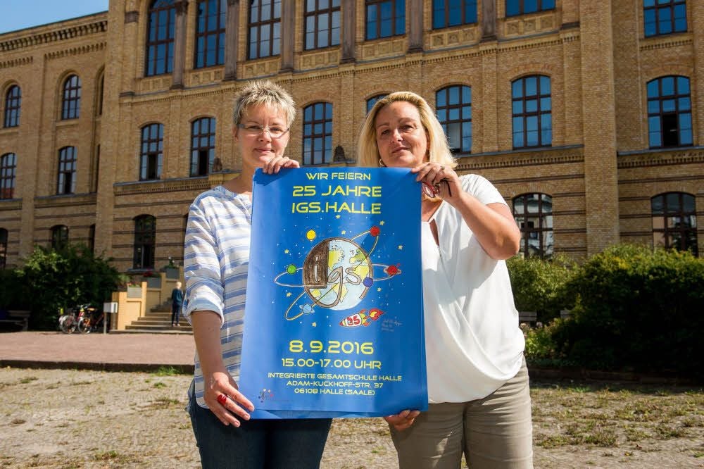 Annika Vogel (links) war vom ersten Tag an in der IGS beschäftigt. Sie freut sich mit ihren Kollegen und der stellvertretenden Schulleiterin Claudia Ortlieb auf die Jubiläumsfeier zum 25-jährigen Bestehen der Schule.
