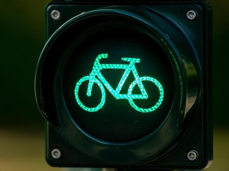 Eine Fahrradampel im Stadtzentrum zeigt grün. Foto: Monika Skolimowska/dpa-Zentralbild/dpa/Symbolbild