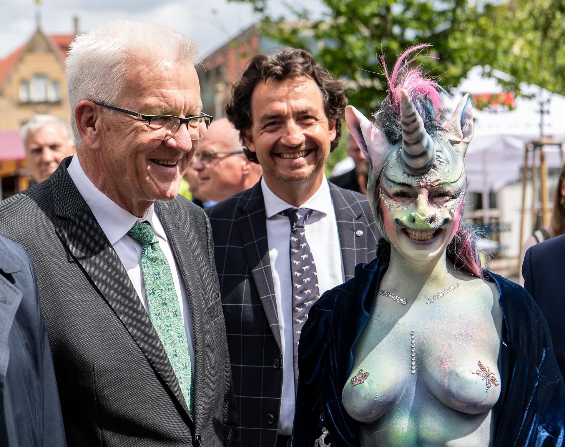 Die Stadträtin von Schwäbisch Gmünd, Cynthia Schneider, als Einhorn verkleidet. Mit dabei: Winfried Kretschmann, Ministerpräsident von Baden-Württemberg
