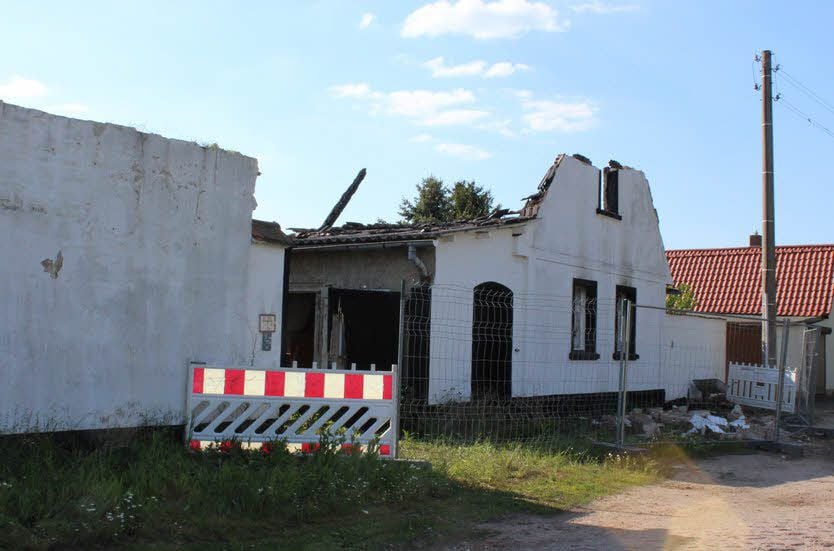 Das abgebrannte Haus in Lausigk. Die Polizei geht von Brandstiftung aus.
