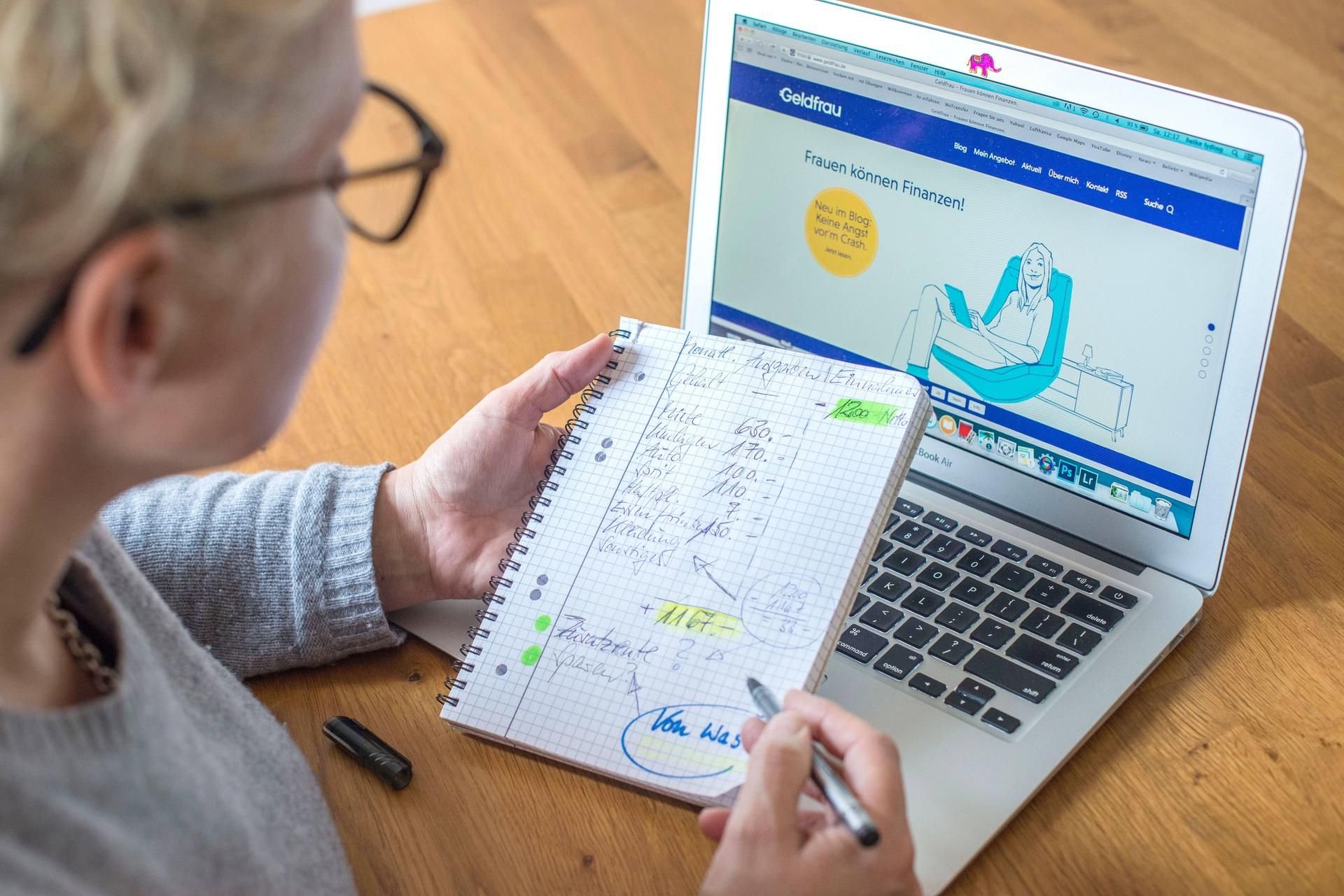 Eine Frau studiert Finanztipps für Frauen im Internet.