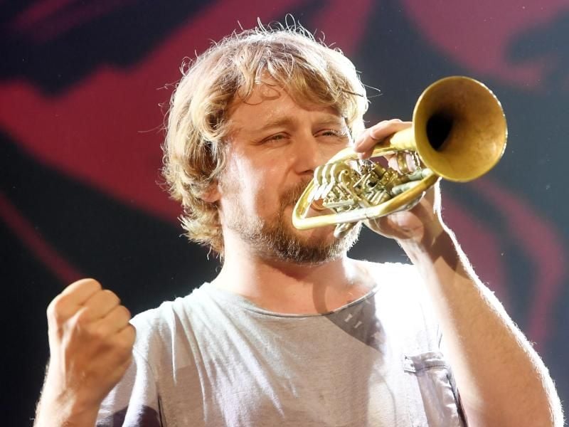 Neues Album und Biergartentour: Stefan Dettl und seine Band LaBrassBanda sind wieder am Start. Foto: picture alliance / Tobias Hase/dpa