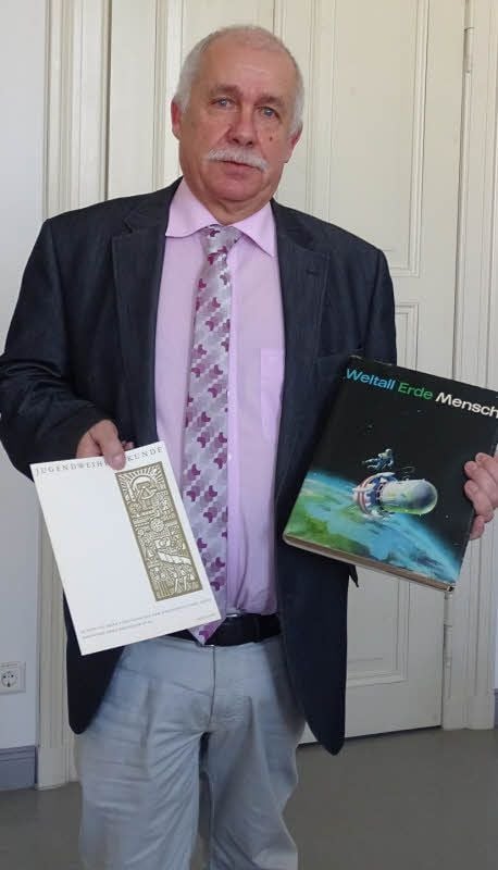 Feierte vor 50 Jahren Jugendweihe: Jürgen Dannenberg mit der Urkunde und dem Geschenkbuch „Weltall, Erde, Mensch“.
