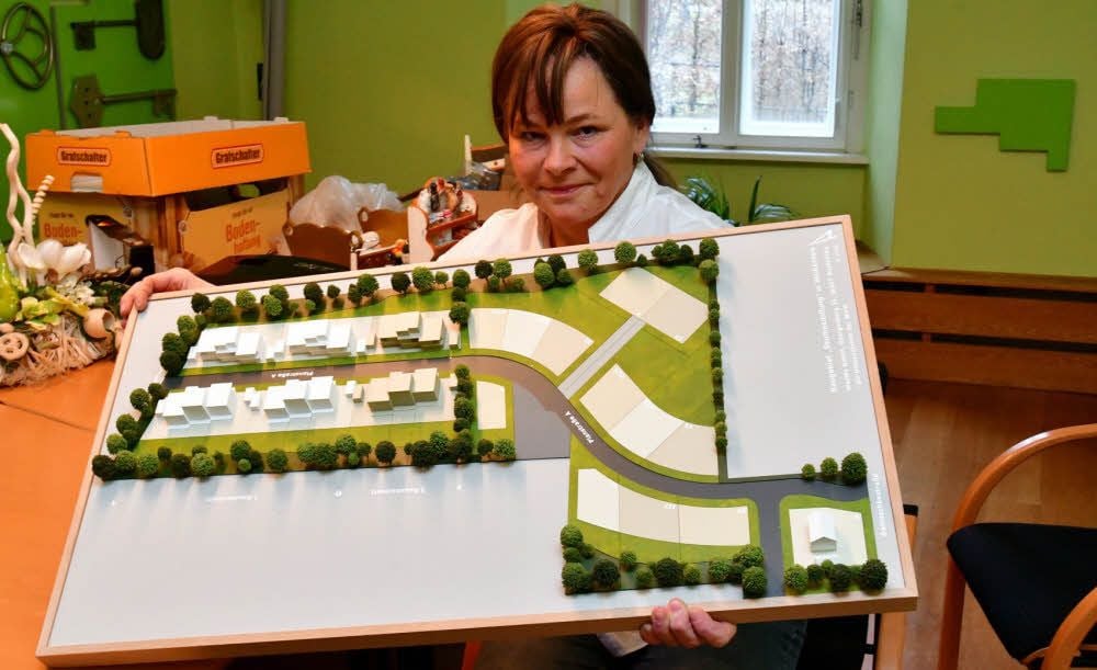 WVW-Chefin Kathleen Schechowiak zeigt das Modell der Reihenhaussiedlung, die in Weißenfels entstehen soll.