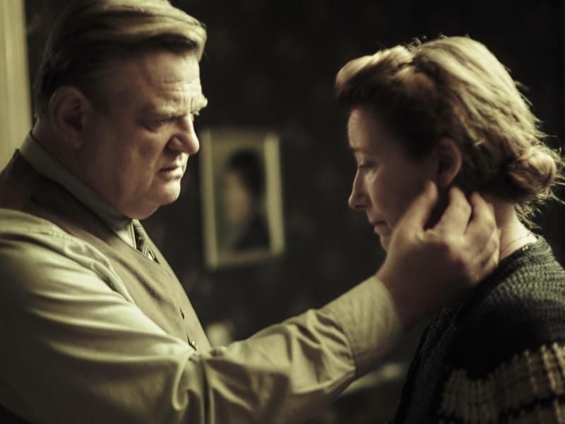 Widerstand gegen Hitler: Otto Quangel (Brendan Gleeson) und seine Frau Anna (Emma Thompson). Foto: X-Verleih
